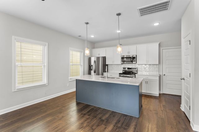 1067 Emery Bay Cir, Hendersonville, TN 37075