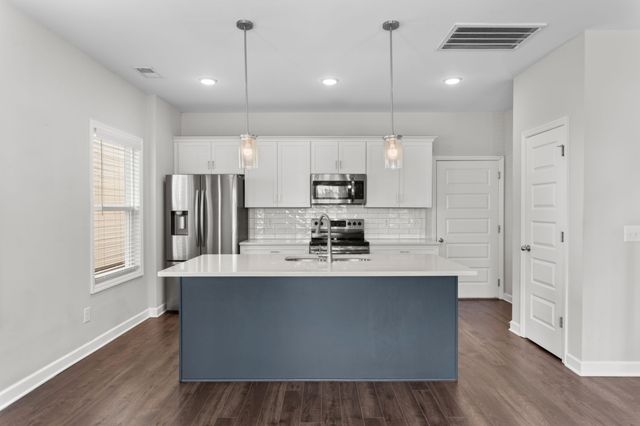 1067 Emery Bay Cir, Hendersonville, TN 37075