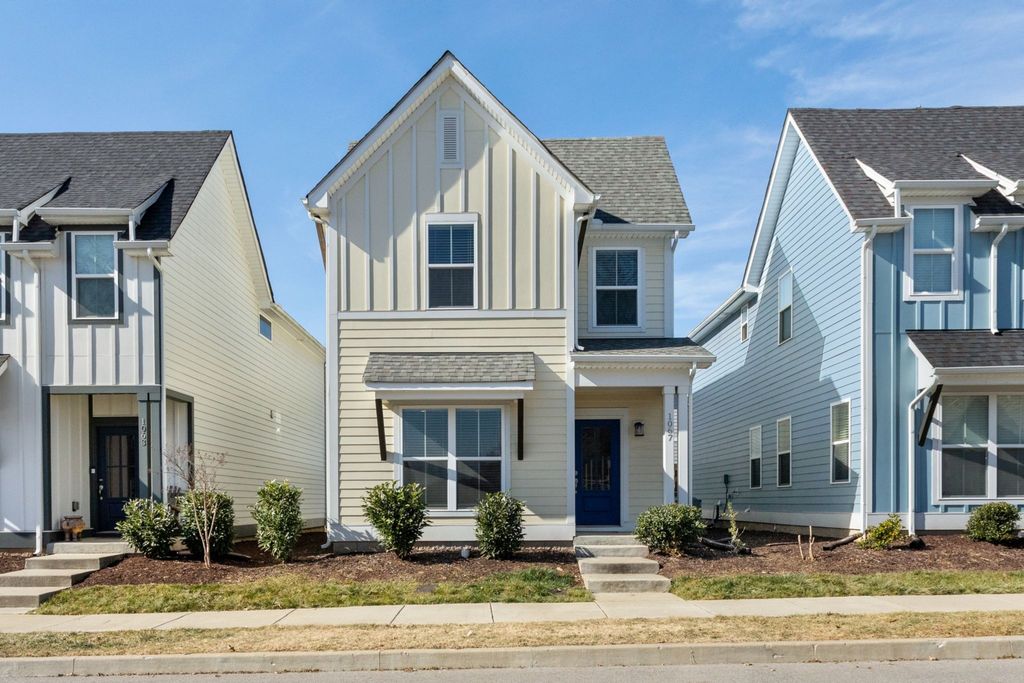 1067 Emery Bay Cir, Hendersonville, TN 37075