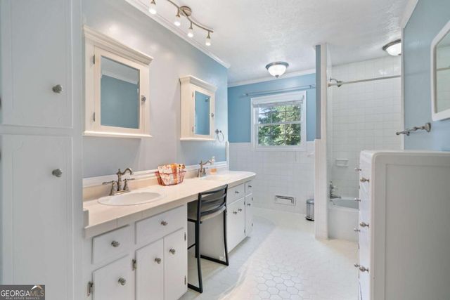 400 Simpson Road NE, White, GA 30184
