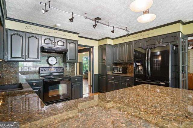 400 Simpson Road NE, White, GA 30184