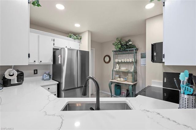 153 Bristol LN F102, Naples, FL 34112