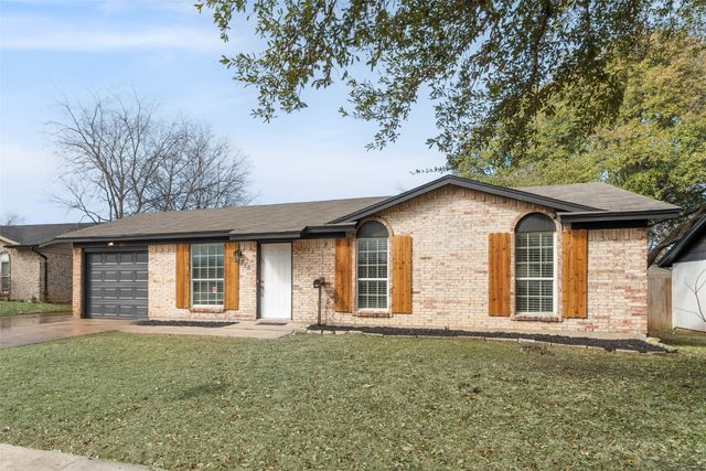 318 Boulder Court, Burleson, TX 76028