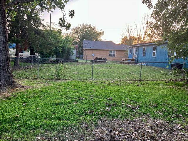402 College Street, Lone Oak, TX 75453