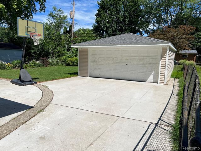 424 W LA SALLE Avenue, Royal Oak, MI 48073