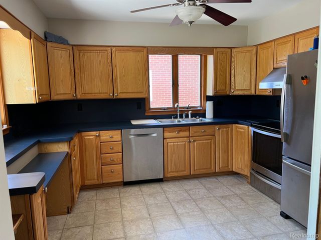 424 W LA SALLE Avenue, Royal Oak, MI 48073