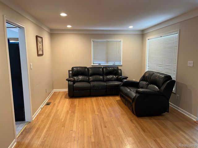 424 W LA SALLE Avenue, Royal Oak, MI 48073