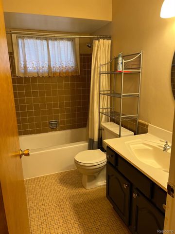 424 W LA SALLE Avenue, Royal Oak, MI 48073