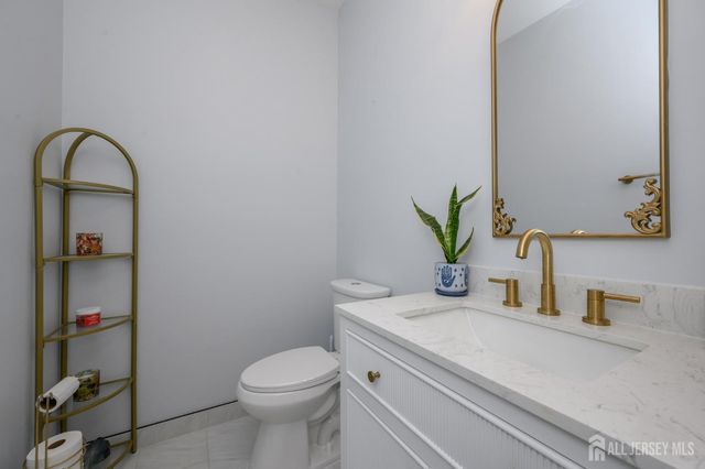 14 Ravenwood Court, Freehold, NJ 07728