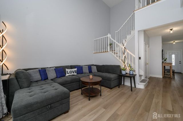 14 Ravenwood Court, Freehold, NJ 07728