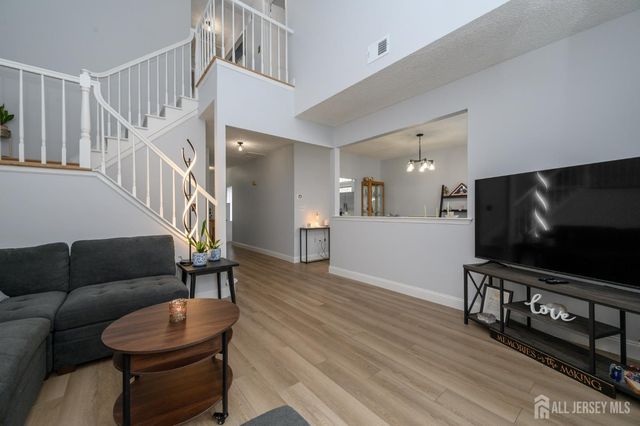 14 Ravenwood Court, Freehold, NJ 07728