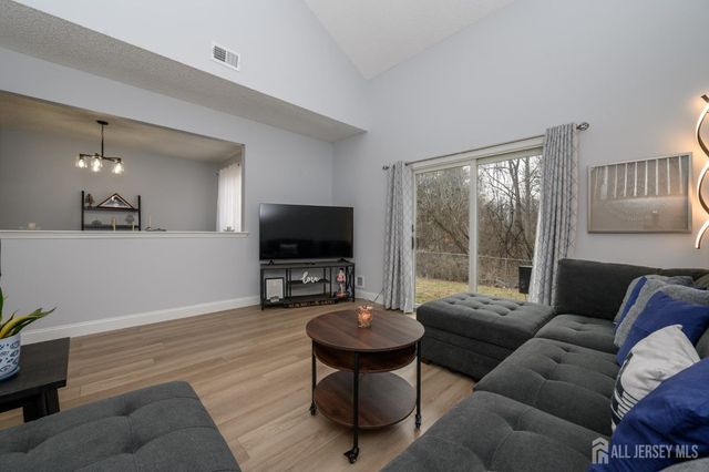 14 Ravenwood Court, Freehold, NJ 07728