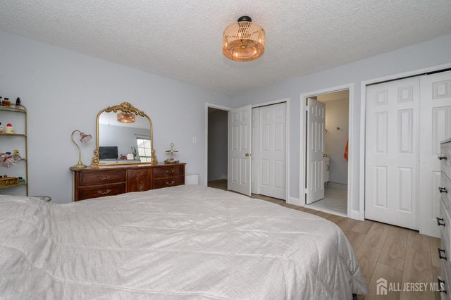 14 Ravenwood Court, Freehold, NJ 07728