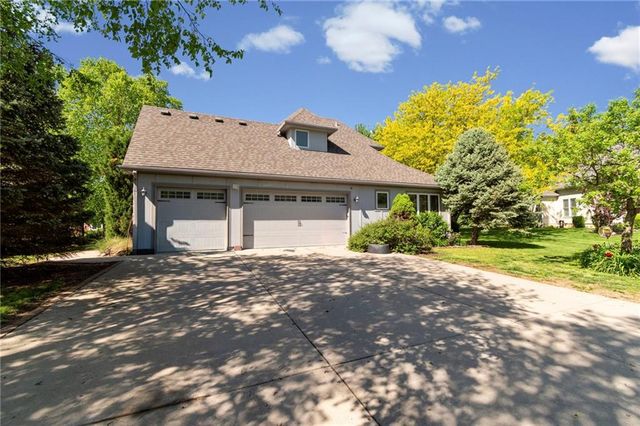 15733 Pine Circle, Basehor, KS 66007