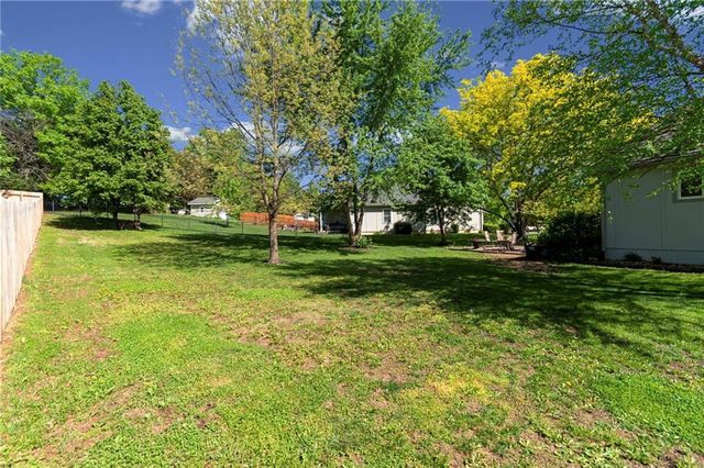 15733 Pine Circle, Basehor, KS 66007