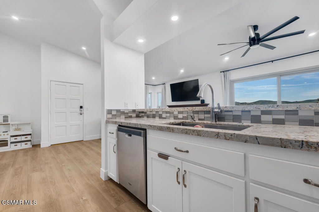 Image 12 of property listing at 845 Warwick Avenue, Thousand Oaks, CA 91360