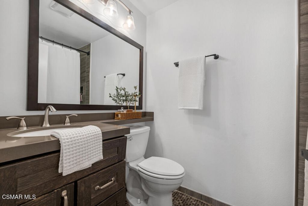 Image 19 of property listing at 845 Warwick Avenue, Thousand Oaks, CA 91360