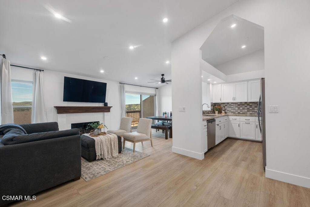 Image 6 of property listing at 845 Warwick Avenue, Thousand Oaks, CA 91360