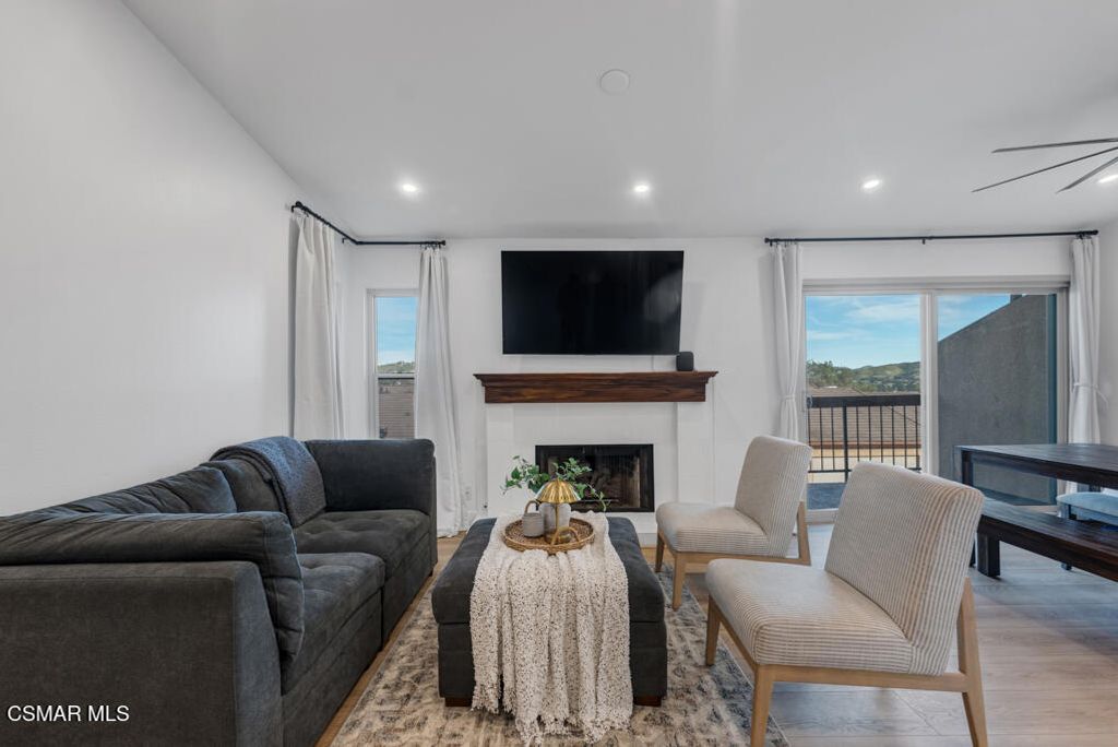 Image 7 of property listing at 845 Warwick Avenue, Thousand Oaks, CA 91360