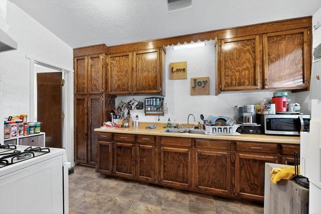 2374 Camino Meliton, Santa Fe, NM 87507