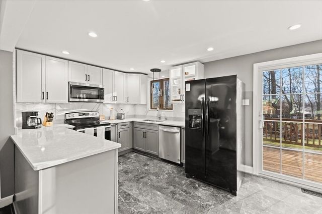 4 Little Tree Ln, Bellingham, MA 02019