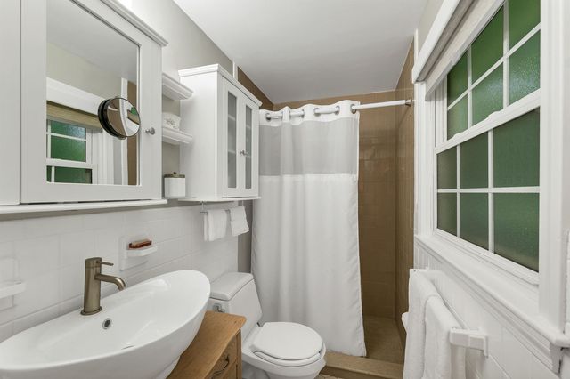 2 Glendale Road, North Hampton, NH 03862