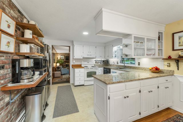 2 Glendale Road, North Hampton, NH 03862