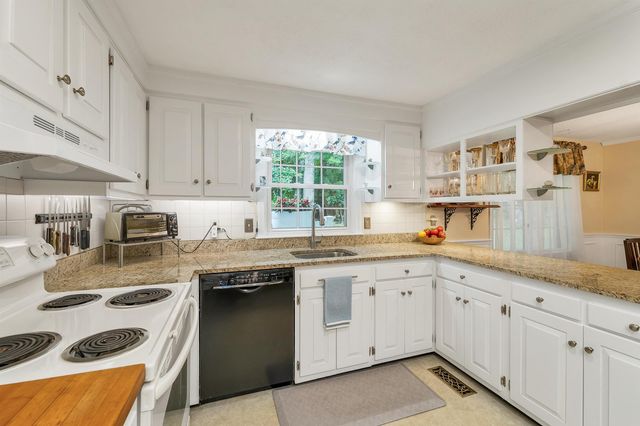 2 Glendale Road, North Hampton, NH 03862