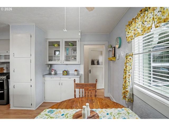 824 CHADWICK St, Silverton, OR 97381