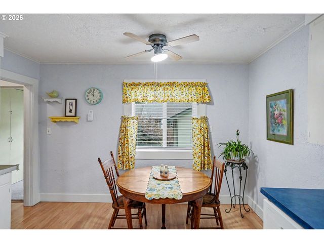 824 CHADWICK St, Silverton, OR 97381