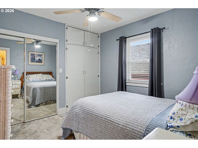 824 CHADWICK St, Silverton, OR 97381