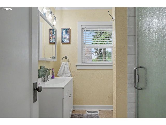824 CHADWICK St, Silverton, OR 97381
