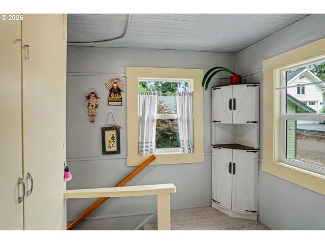 824 CHADWICK St, Silverton, OR 97381