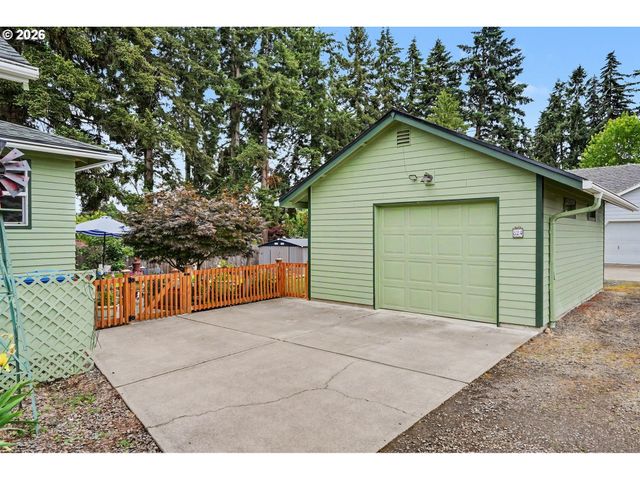 824 CHADWICK St, Silverton, OR 97381