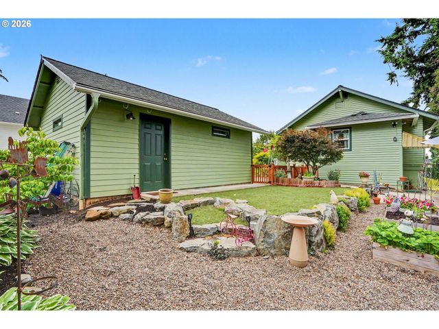 824 CHADWICK St, Silverton, OR 97381