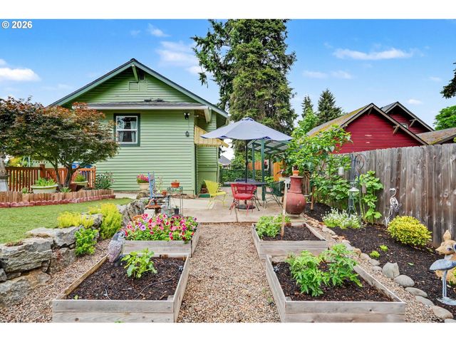 824 CHADWICK St, Silverton, OR 97381