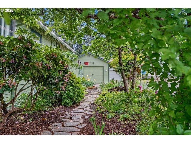 824 CHADWICK St, Silverton, OR 97381
