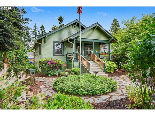 824 CHADWICK St, Silverton, OR 97381