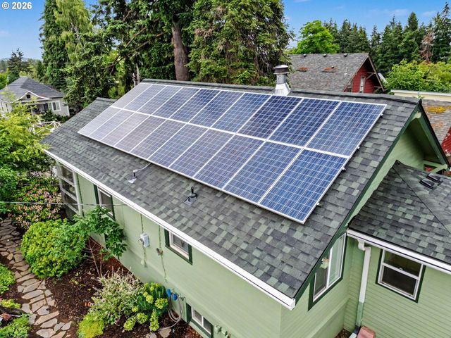 824 CHADWICK St, Silverton, OR 97381