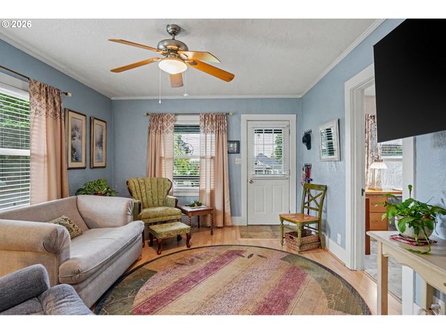 824 CHADWICK St, Silverton, OR 97381