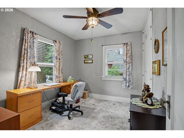 824 CHADWICK St, Silverton, OR 97381