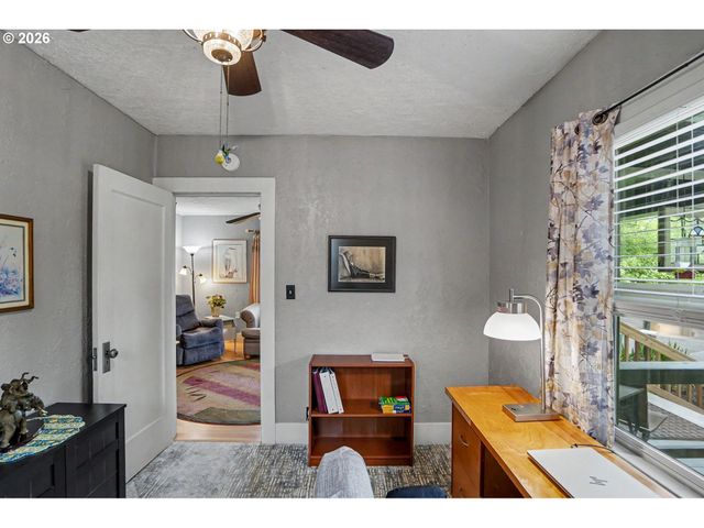 824 CHADWICK St, Silverton, OR 97381