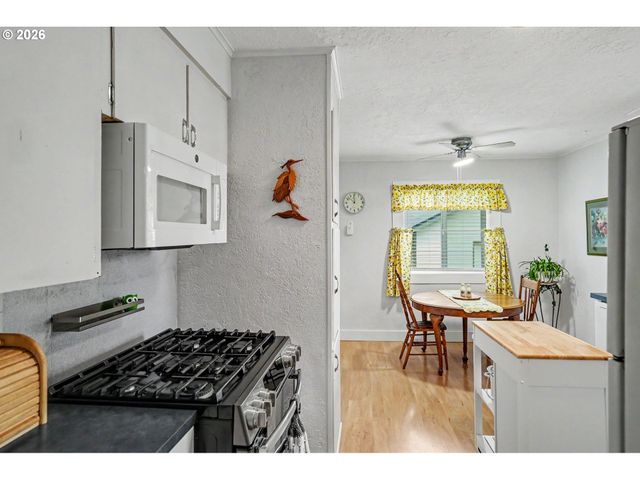 824 CHADWICK St, Silverton, OR 97381