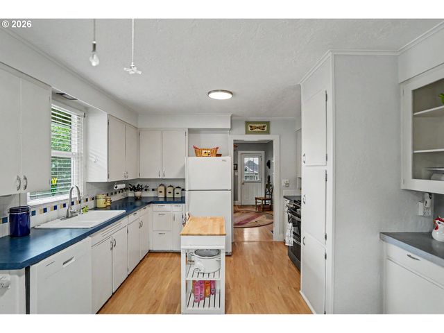 824 CHADWICK St, Silverton, OR 97381