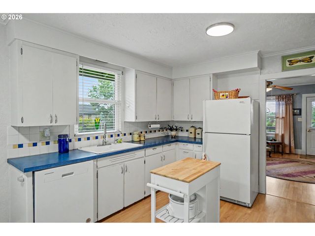 824 CHADWICK St, Silverton, OR 97381