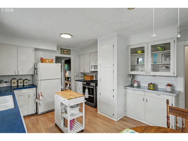 824 CHADWICK St, Silverton, OR 97381