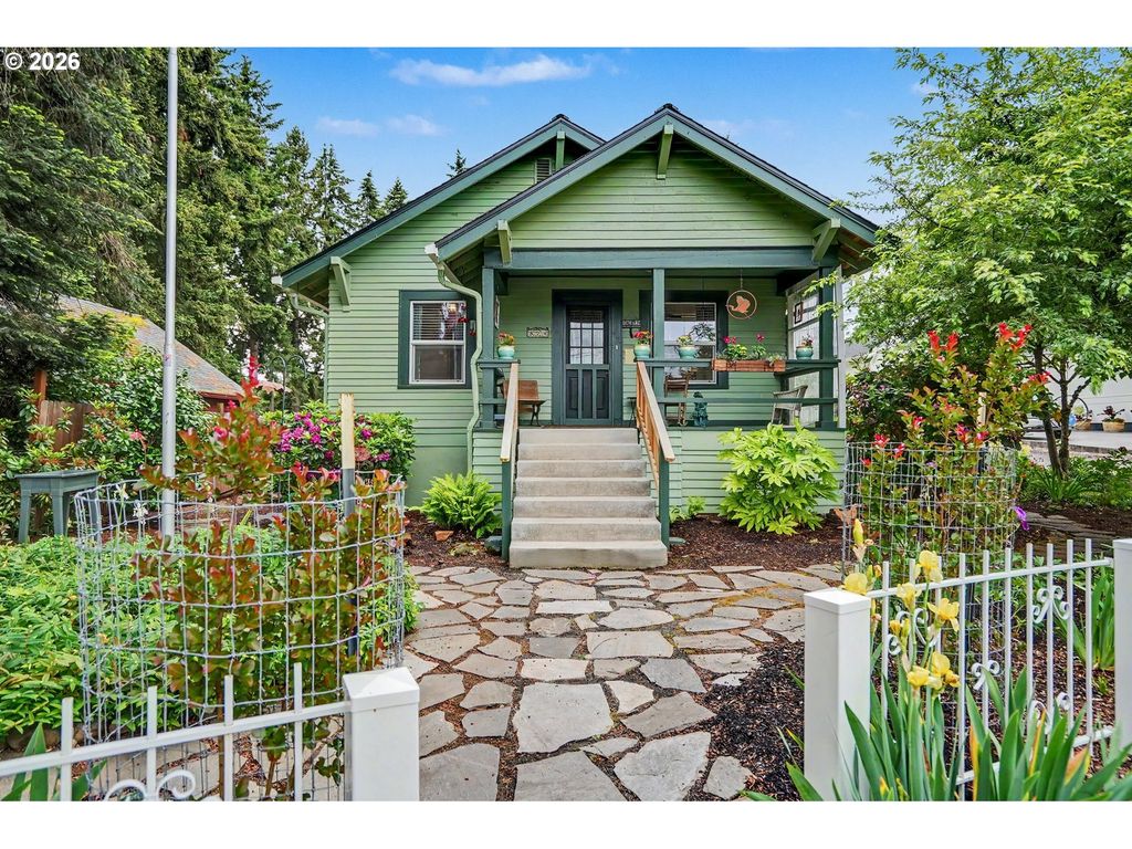 824 CHADWICK St, Silverton, OR 97381