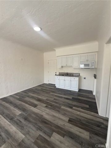2001 Cedar Avenue 11, Long Beach, CA 90806