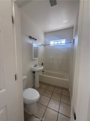 2001 Cedar Avenue 11, Long Beach, CA 90806