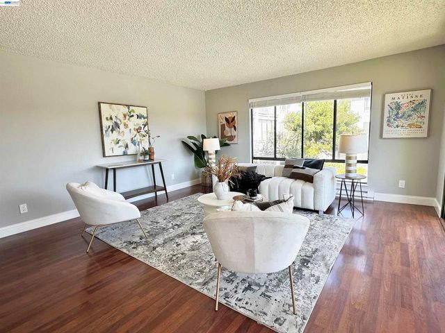 6 Commodore Drive C337, Emeryville, CA 94608